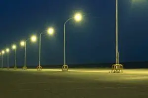 Una strada illuminata artificialmente