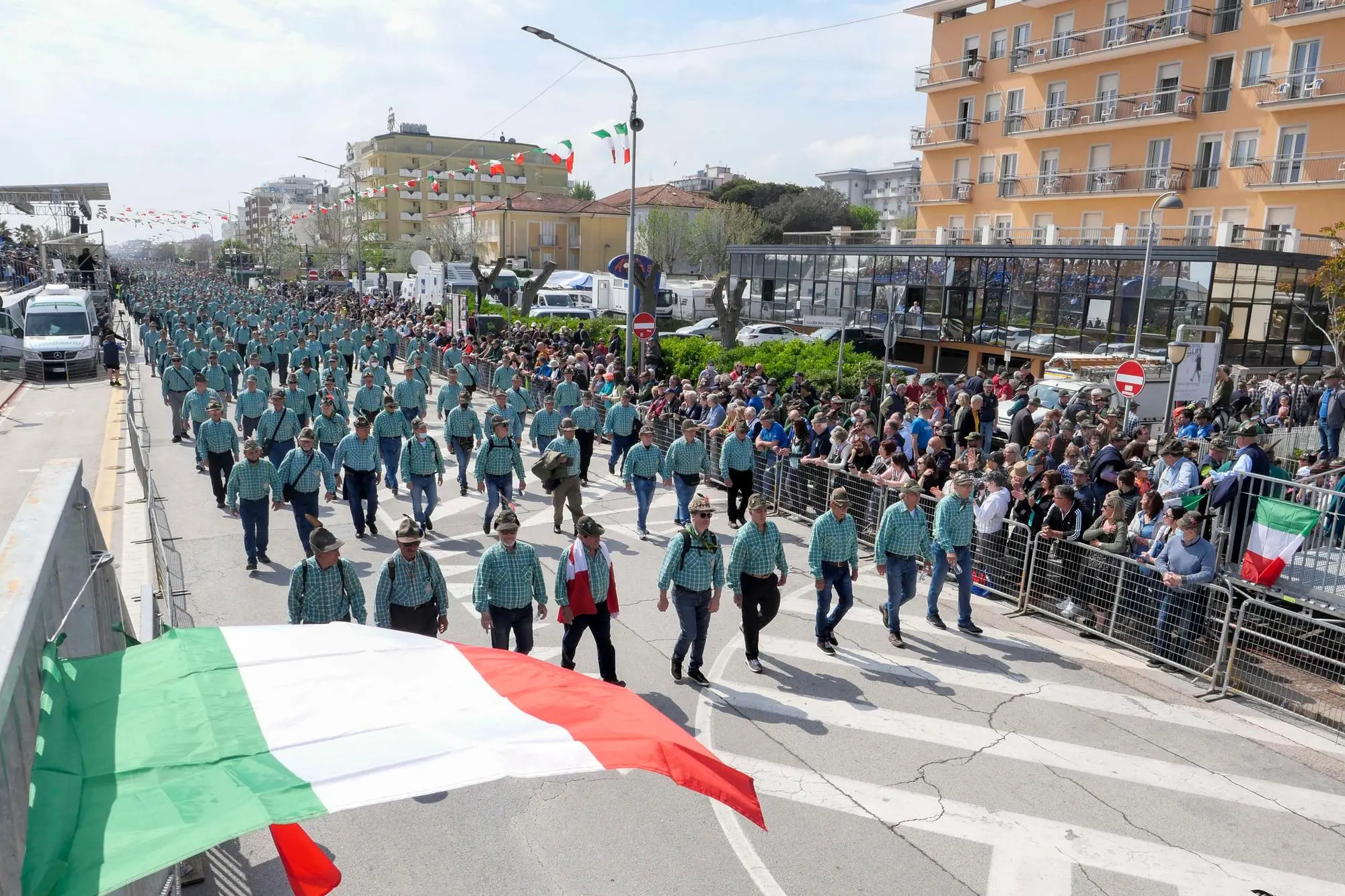 L'adunata degli Alpini a Rimini nel 2022 (Ansa)