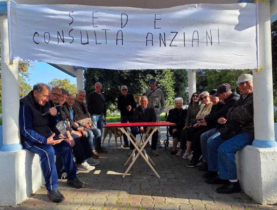 «Noi, anziani dimenticati e lasciati per strada»