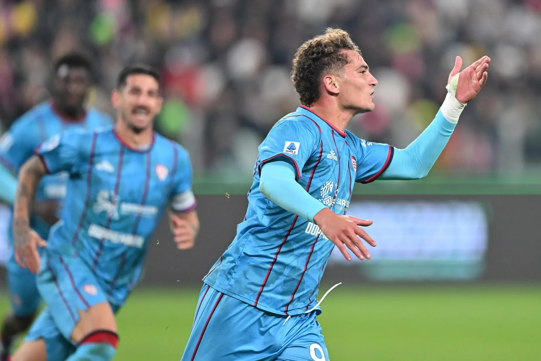 Cagliari's Sebastiano Esposito jubilates after scoring the gol (0-1) during the italian Serie A soccer match Juventus FC vs Cagliari Calcio at the Allianz Stadium in Turin, Italy, 29 november 2025 ANSA/ALESSANDRO DI MARCO