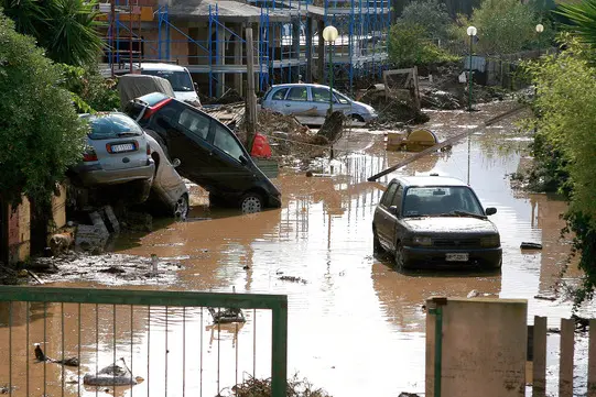 Macchine trascinate dalla furia dell'acqua
