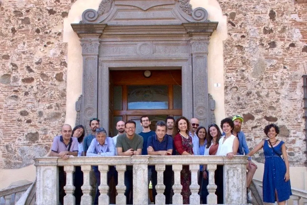 Gli studenti, i tutors e i docenti della summer school davanti al seminario di Oristano (foto concessa)