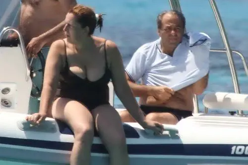 Di Pietro al mare con la moglie, Susanna Mazzoleni, ed alcuni amici, durante una gita in gommone all'isola di Tavolara.