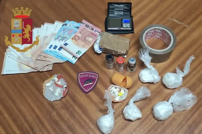 Il materiale sequestrato (foto Polizia)