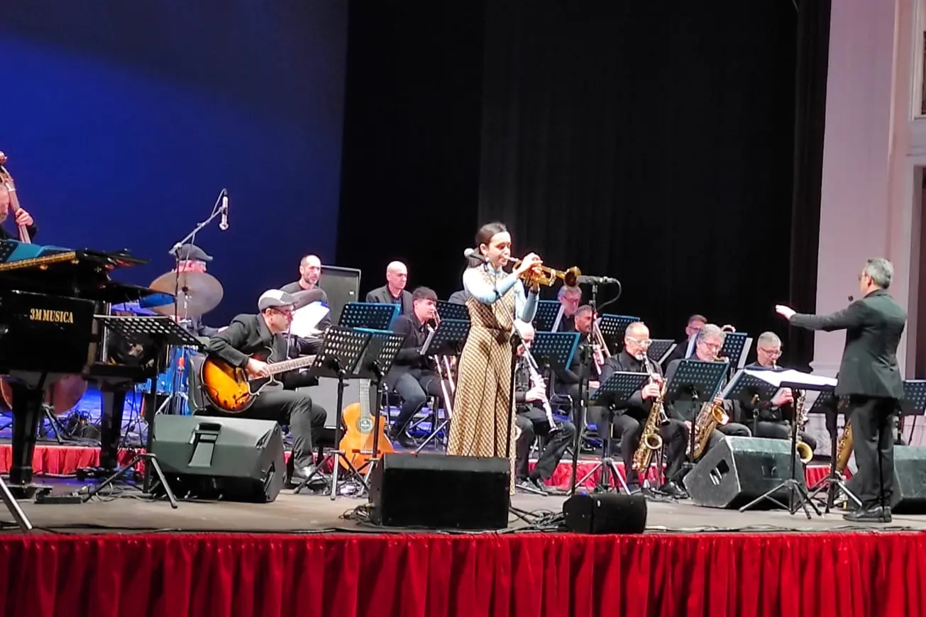Un momento del concerto di Andrea Motis e dell'orchestra Jazz della Sardegna (foto G. Marras)
