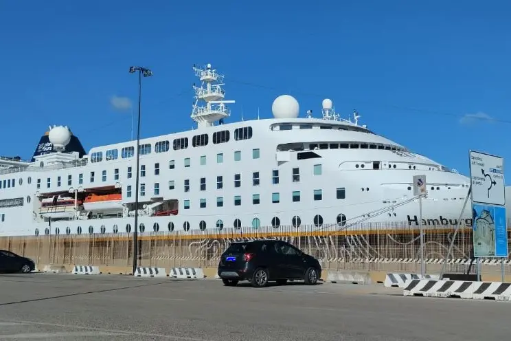 La nave Hamburg a Porto Torres (foto Pala)