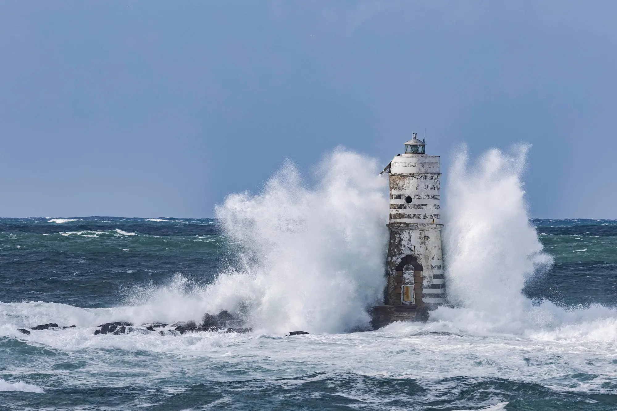 Onde al faro di Mangiabarche