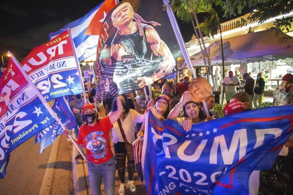 Supporter di Trump in strada a Miami (Ansa)