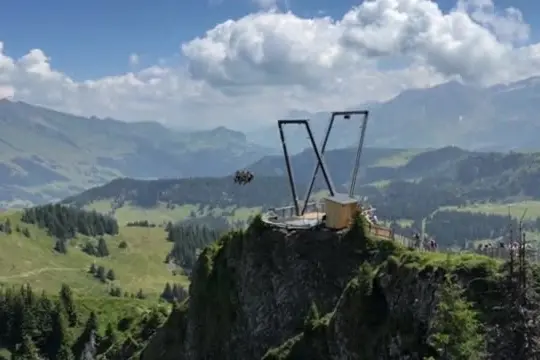 Svizzera, un'altalena gigante per volare nel vuot sulle Alpi