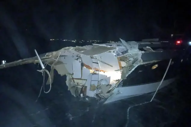 Lo yacht di 21 metri finito sugli scogli a Porto Cervo (foto Ansa)