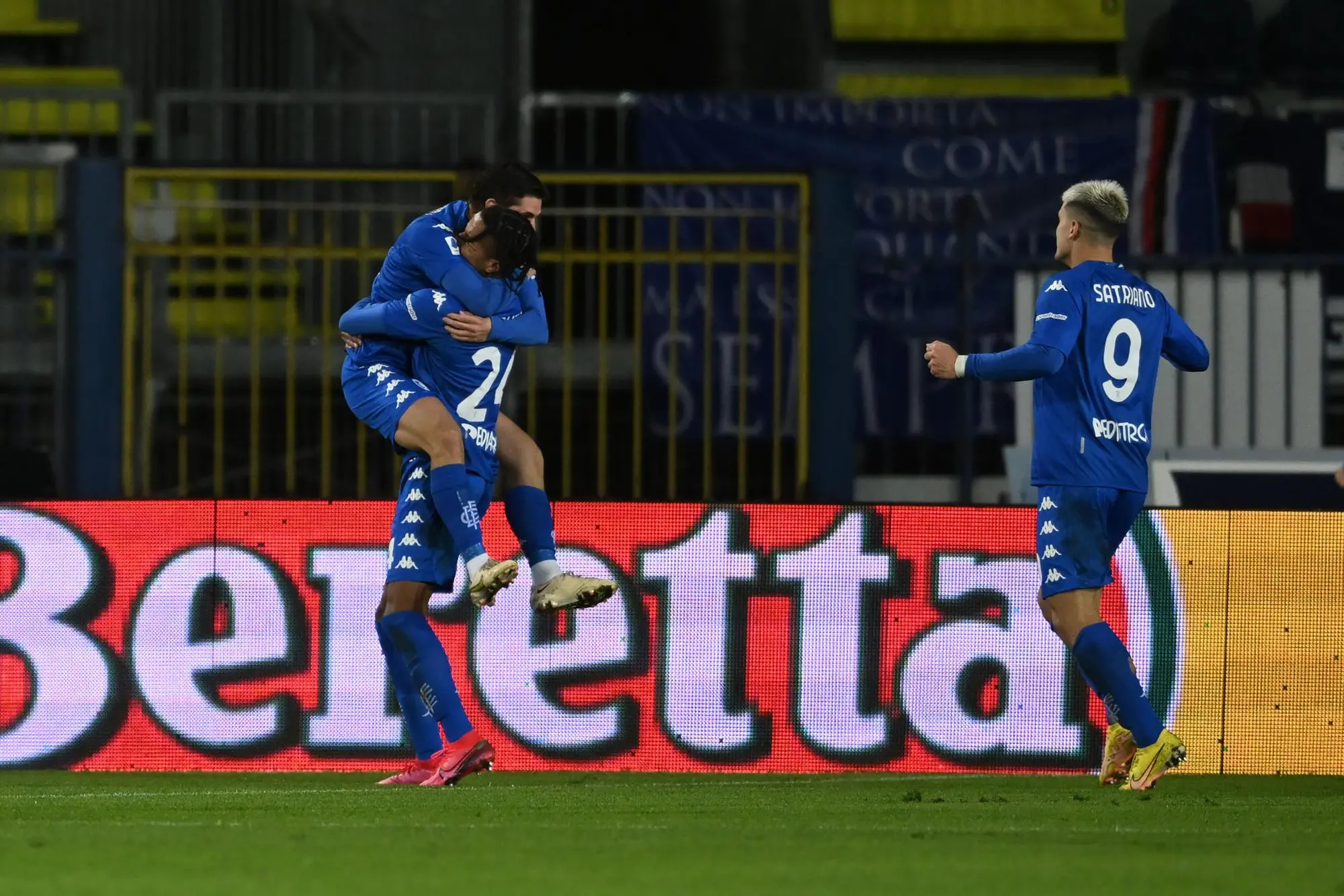 L'esultanza dei giocatori dell'Empoli dopo il gol (Ansa)