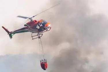 Un elicottero anti incendio in azione (foto di repertorio)