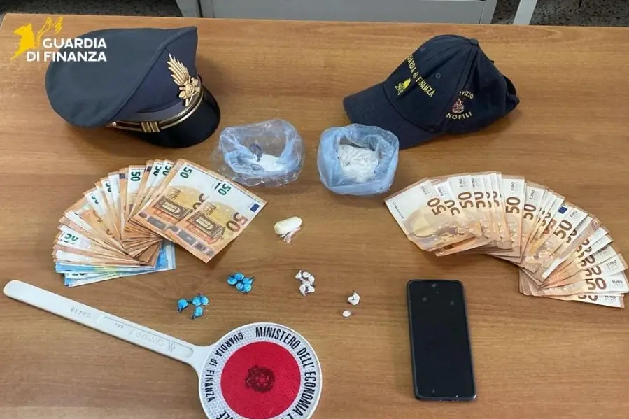 La droga sequestrata e i contanti (foto Guardia di finanza)