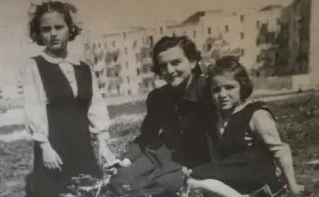Con le figlie Paola e Chiara a Cagliari, 1949
