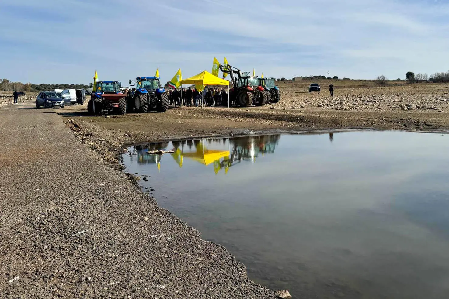 Una recente protesta degli agricoltori nell'invaso del Cuga, nella Nurra