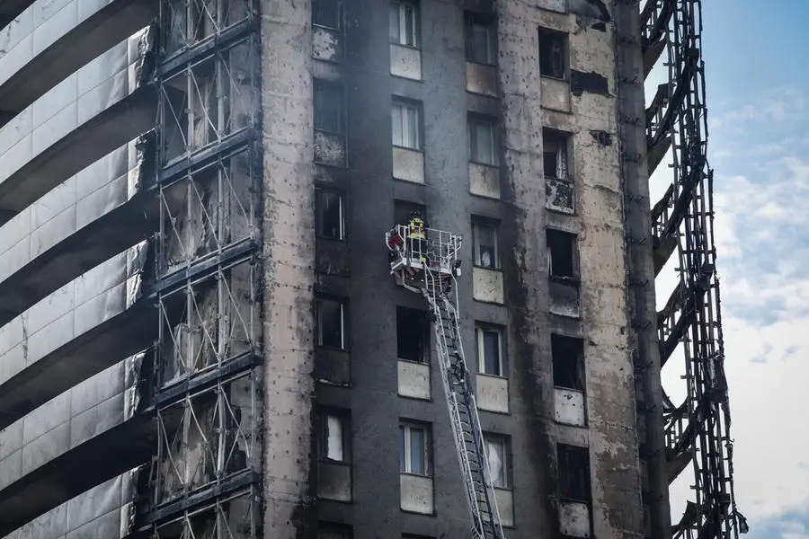 Il palazzo distrutto dalle fiamme (Ansa - Corner)