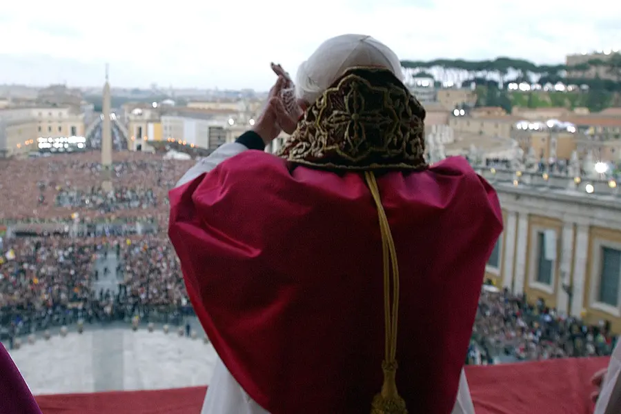 Benedetto XVI affacciato su piazza San Pietro (Ansa)