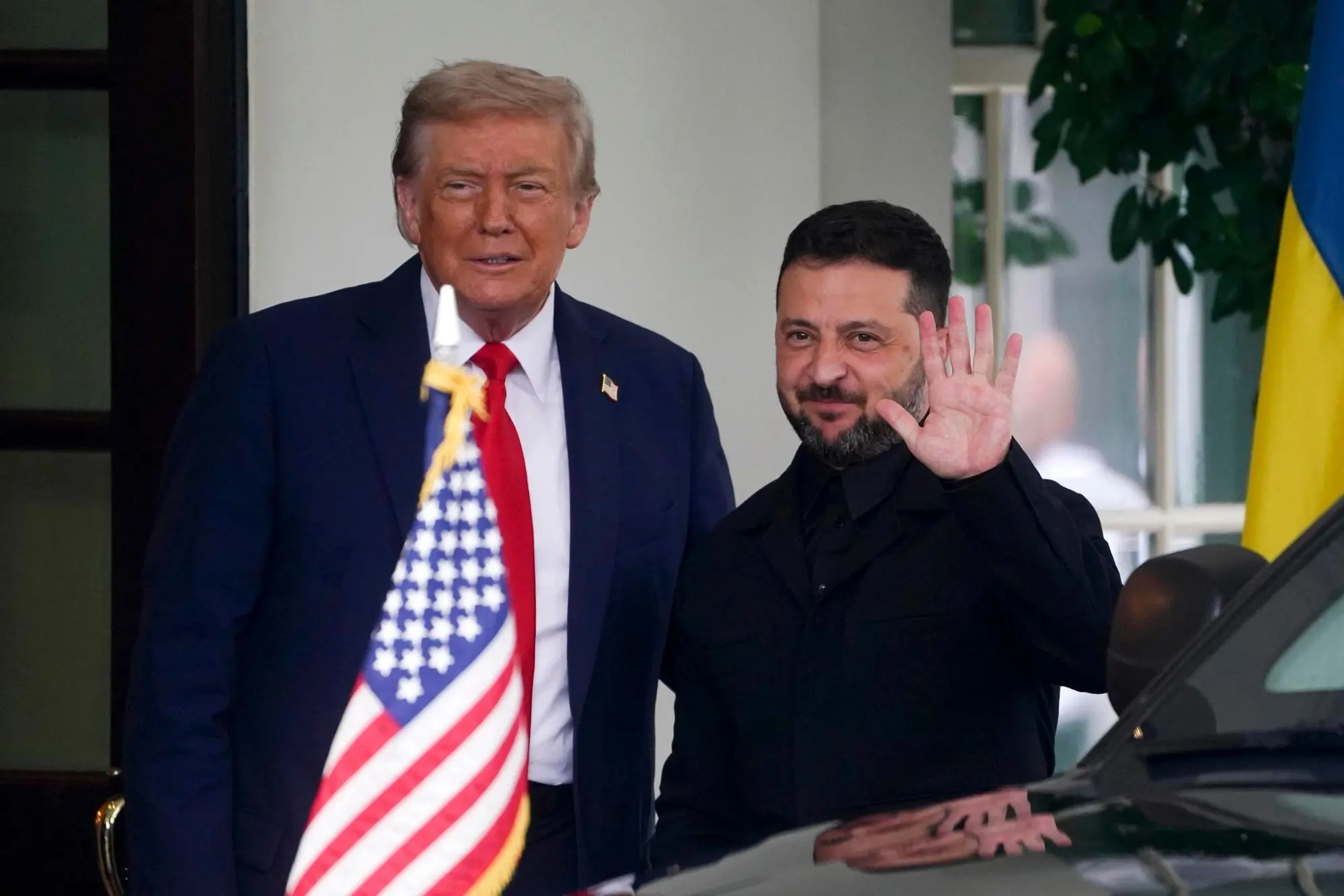 epa12308455 US President Donald Trump greets Ukraine's President Volodymyr Zelensky at the White House, Washington, DC, USA, 18 August 2025. President Trump is meeting with European leaders and President Zelensky to discuss the conflict between Ukraine and Russia. EPA/WILL OLIVER