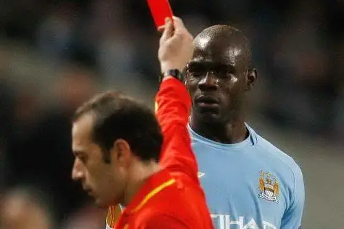 Balotelli, colpo da kung fu e rosso diretto