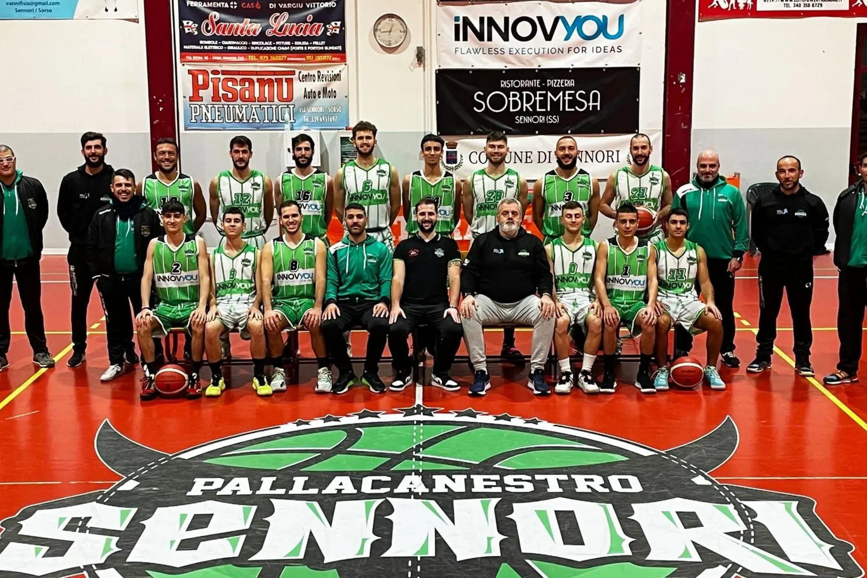 La Innovyou Sennori al completo (foto concessa dalla Pallacanestro Sennori)