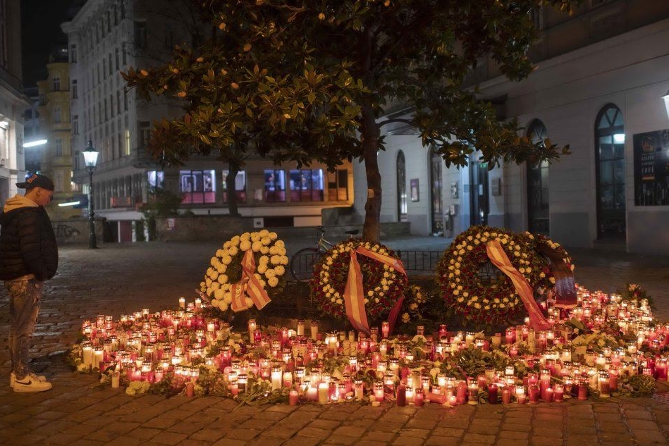 Fiori e candele per le vittime (Ansa)