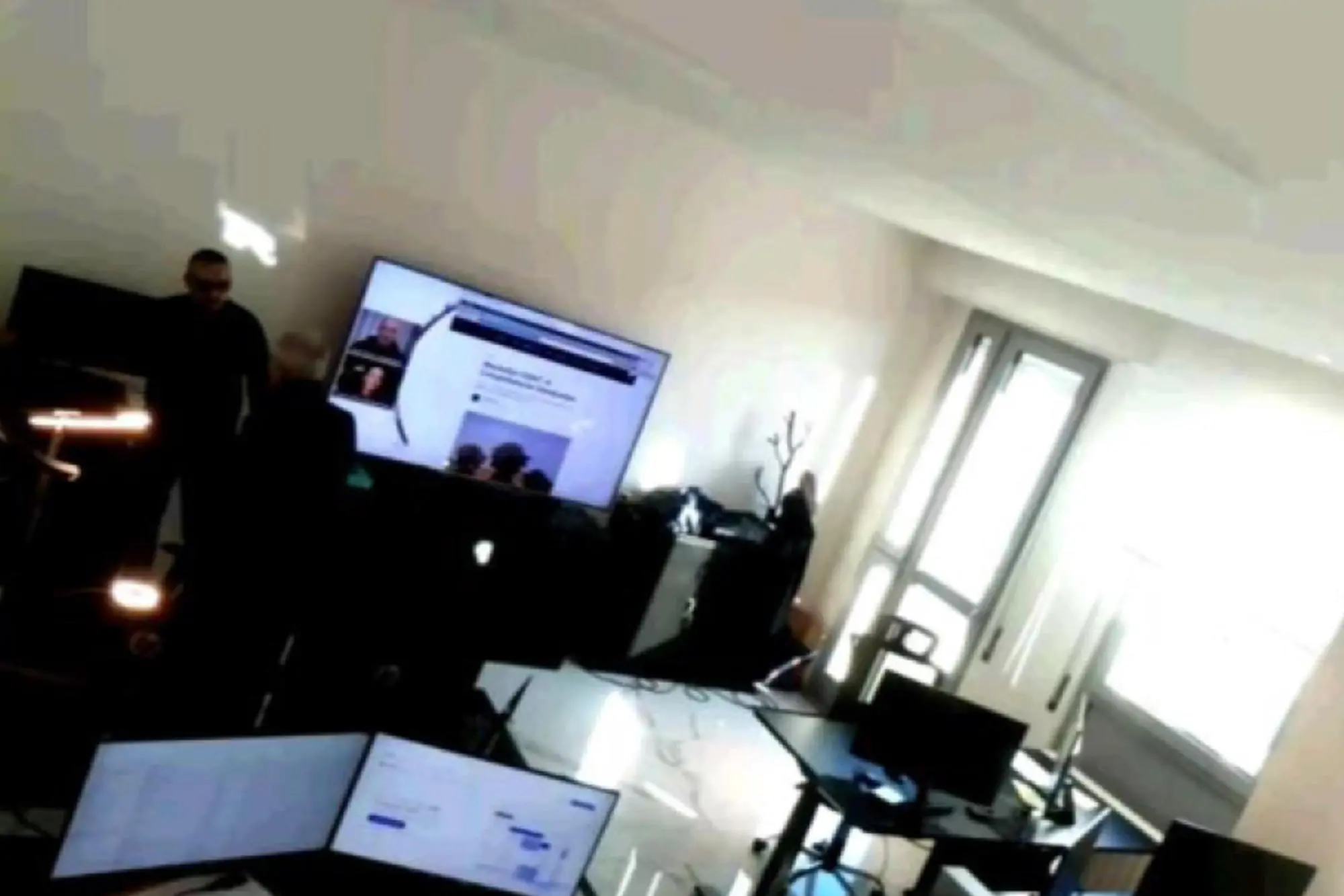 Nunzio Samuele Calamucci mostra a Carmine Gallo il computer che si connette al CED mediante una linea dati via filo in un'immagine tratta dall'ordinanza e scattata a fabbraio 2023 (Ansa)