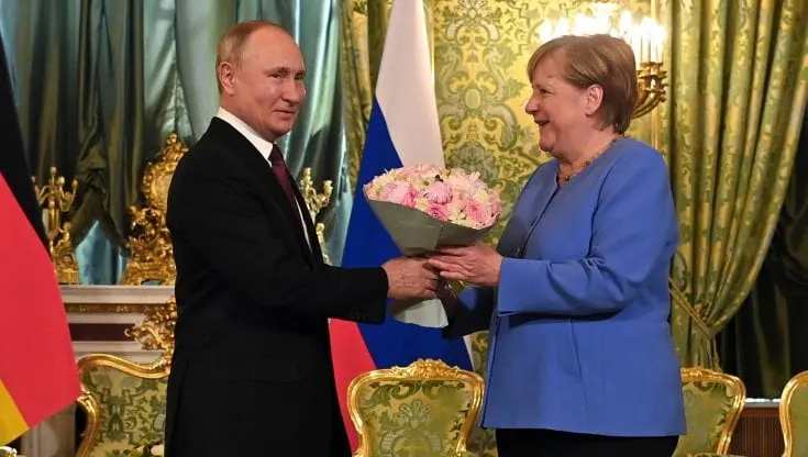 Putin la accoglie con un mazzo di fiori (Ansa)