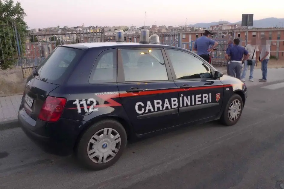 I carabinieri in via Cinquini - foto Ungari