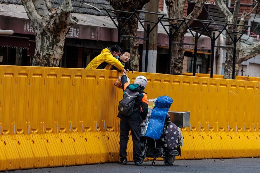 Covid, a Shanghai 25 milioni di persone in isolamento. Gli Usa: “Non ci andate”