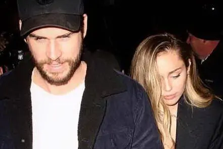 Miley Cyrus e il marito (foto da Instagram)
