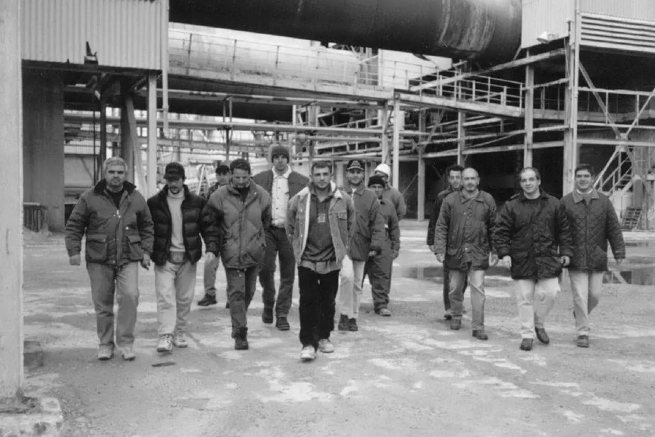 Uscita degli operai dallo stabilimento Seamag (archivio L'Unione Sarda)
