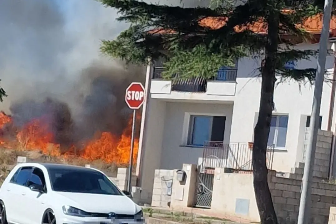 L'incendio a Birori (foto Oggianu)
