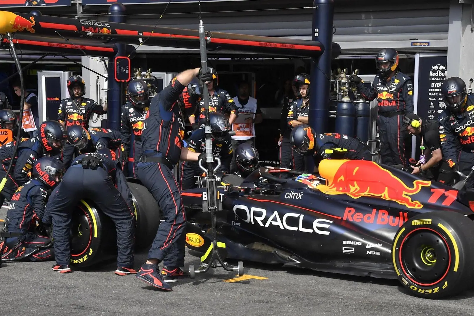 Max Verstappen in the pits (Ansa)