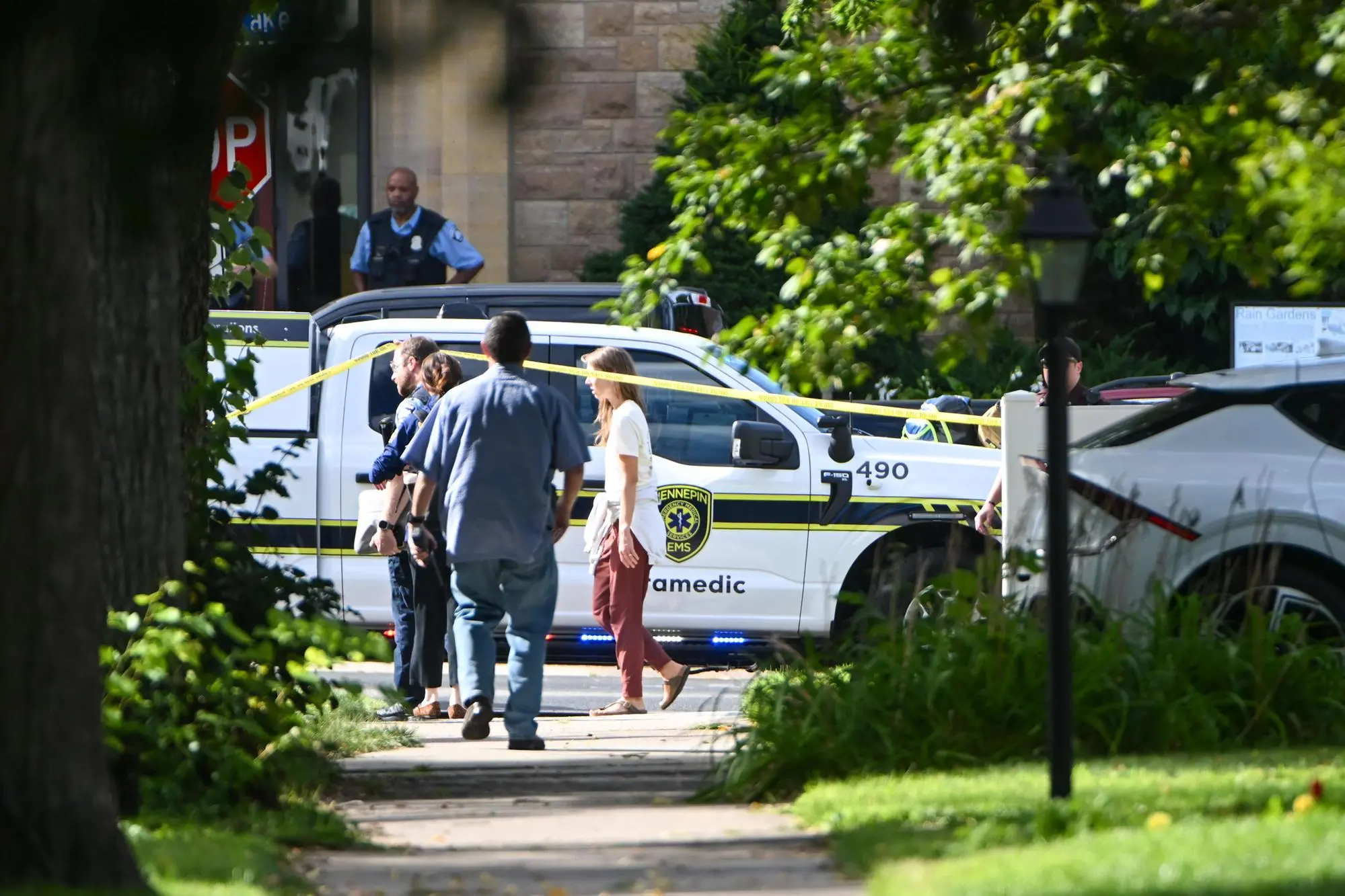 epaselect epa12327015 Police respond to a shooting at the Annunciation Catholic School in Minneapolis, Minnesota, USA, 27 August 2025. According to police, three people including the gunman died in the shooting at a Catholic primary church and 20 were injured. EPA/CRAIG LASSIG