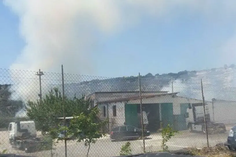 L'incendio alla periferia di Ossi