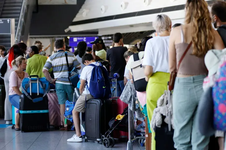 Viaggiatori in aeroporto (Ansa)