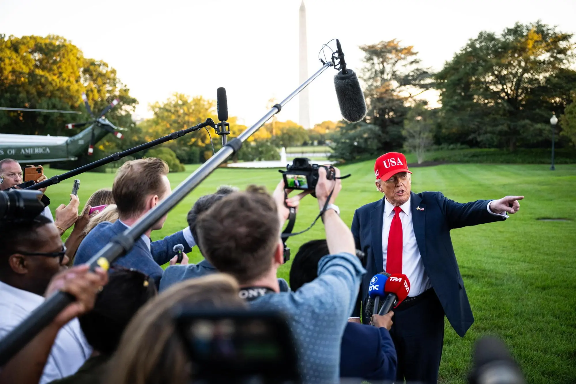 Donald Trump con i cronisti alla Casa Bianca (foto Ansa/Epa)