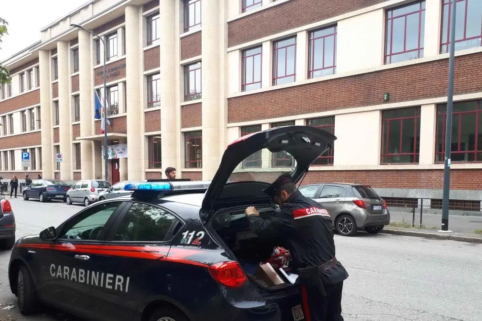 I carabinieri davanti alla scuola elementare (Ansa)