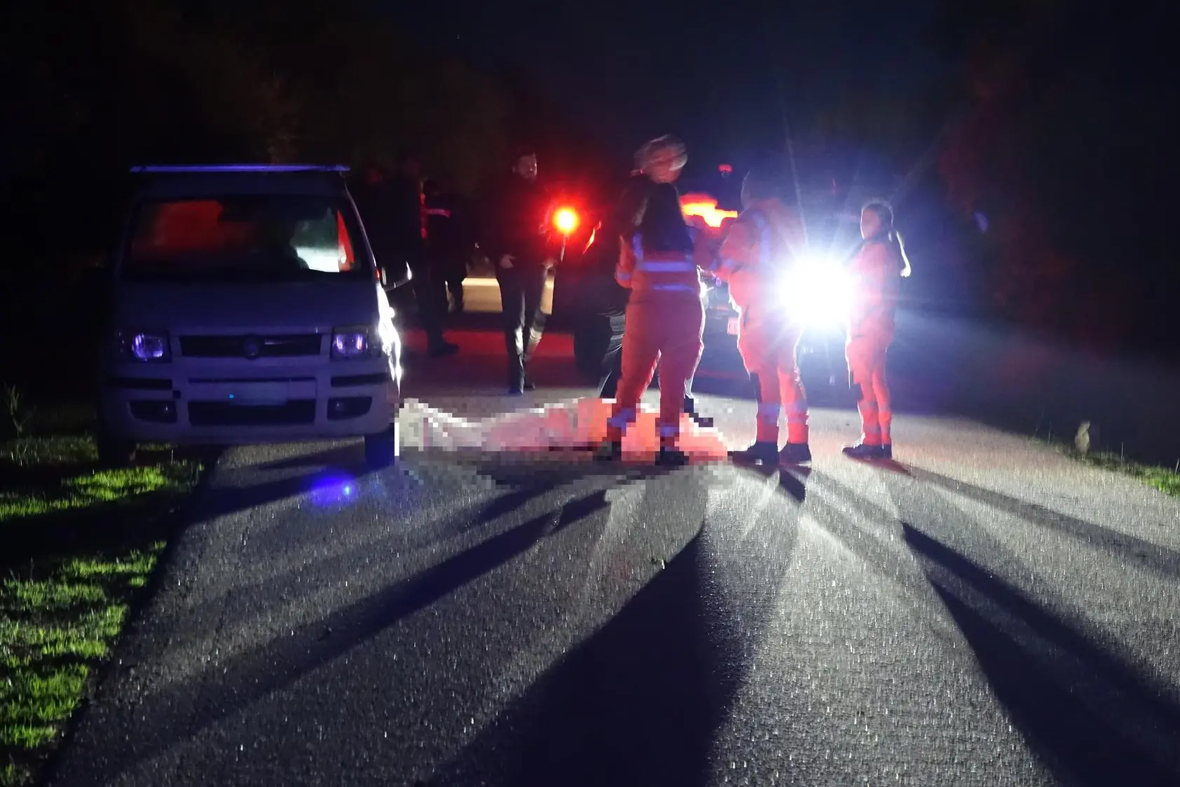 Il corpo di Andrea Puddu (58) coperto da un lenzuolo bianco, in località Sa Serra, nelle campagne di Oliena (G. Locci)