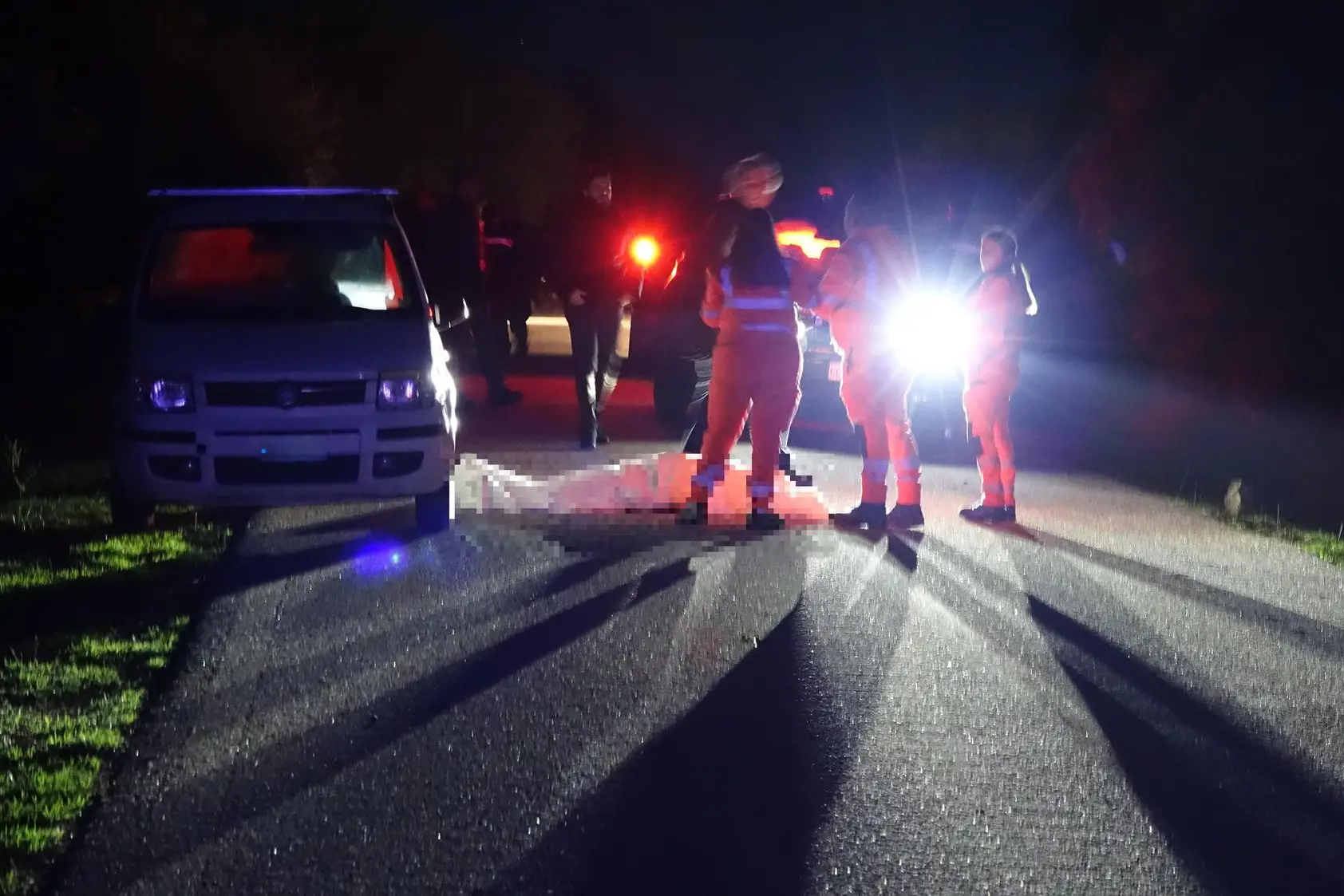 Il corpo di Andrea Puddu (58) coperto da un lenzuolo bianco, in località Sa Serra, nelle campagne di Oliena (G. Locci)