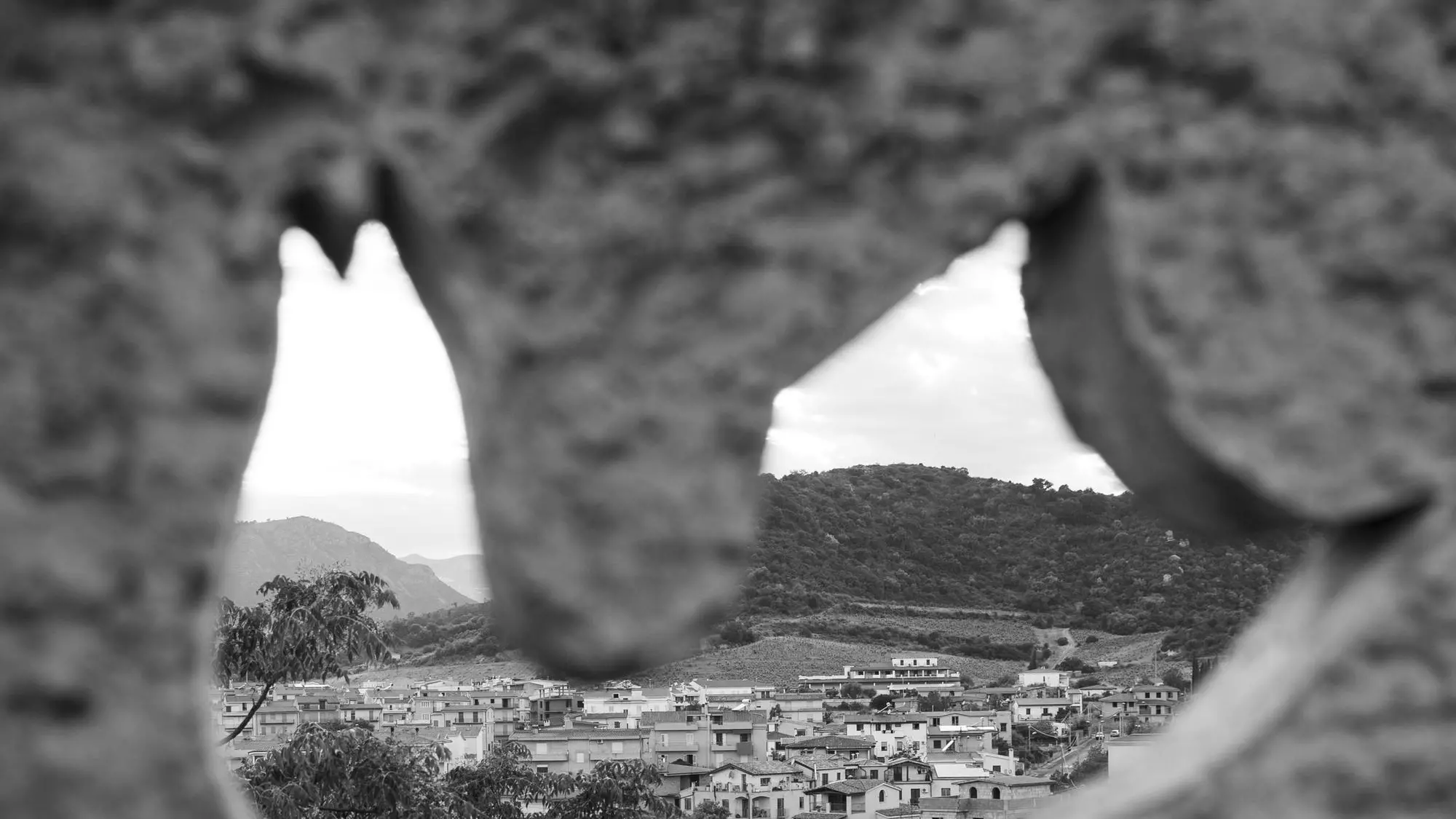Fotografie di Pietro Basoccu in una casa sarda, ambiente incantato e arte di Maria Lai