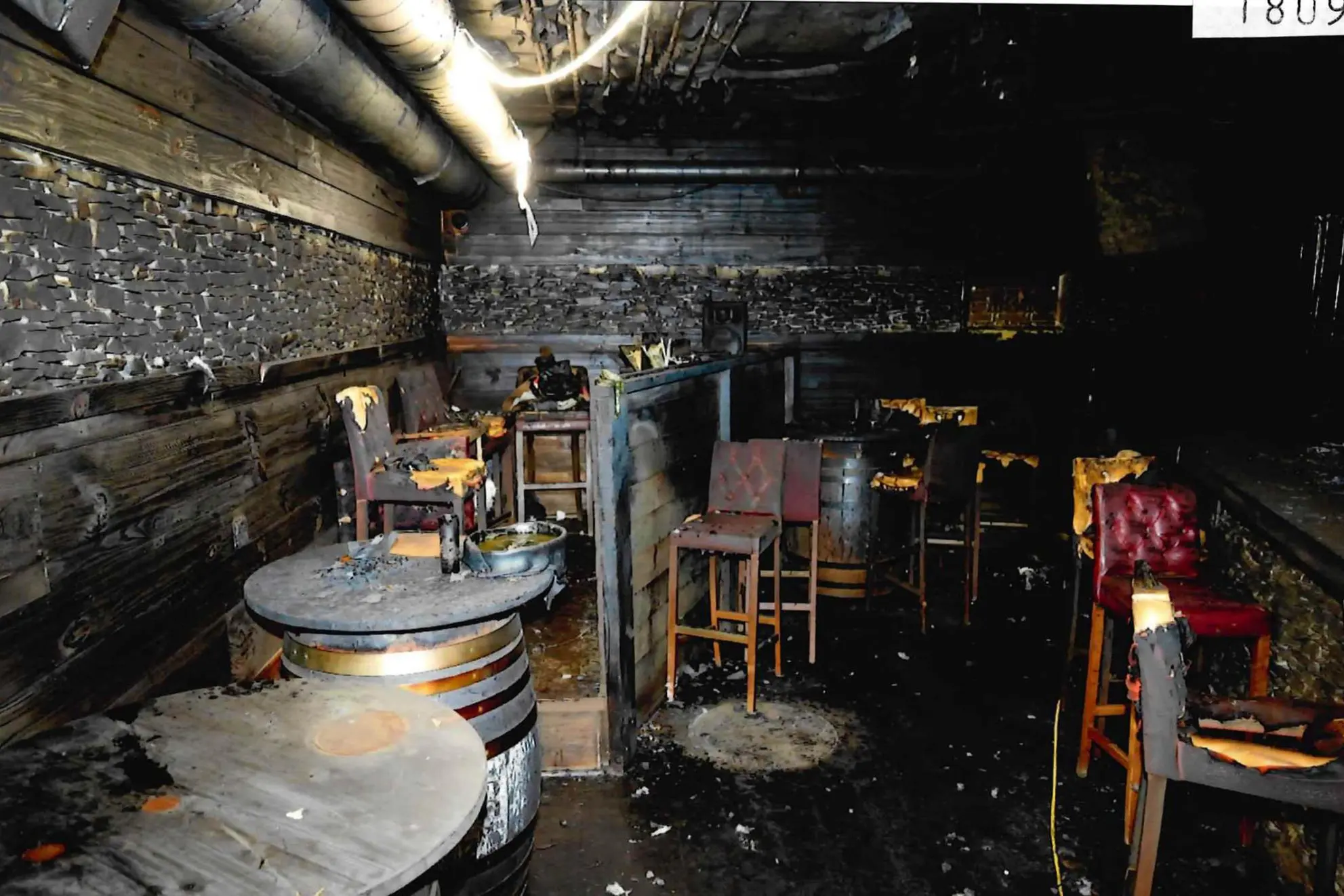 Foto agli atti, un dettaglio della cabina del dj (Ansa)