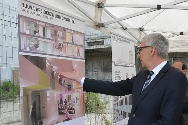 Il governatore Pigliaru con il progetto della nuova residenza