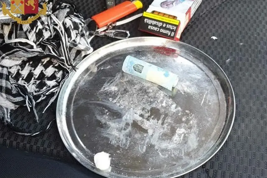 La cocaina trovata in auto (foto polizia di Cagliari)