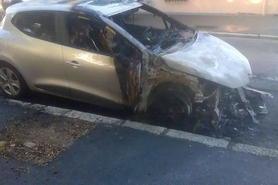 La Clio danneggiata