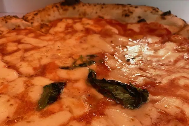 La classica pizza Margherita (foto di Sara Pinna)