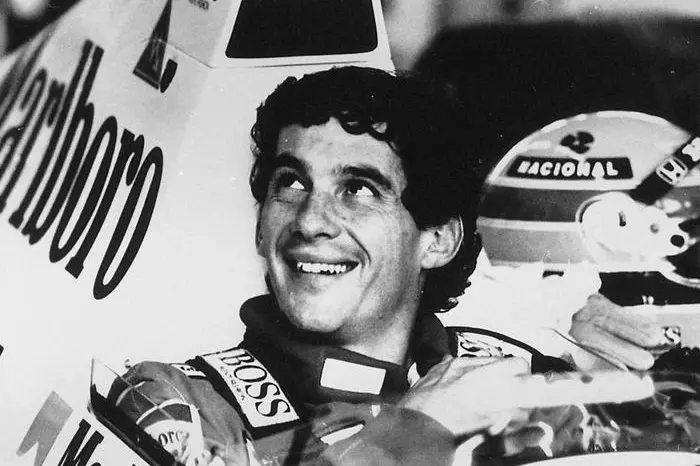 Il brasiliano Ayrton Senna sorridente dopo aver effettuato le prove valide per il Gran Premio d'Italia, il 17 agosto 1989. ANSA