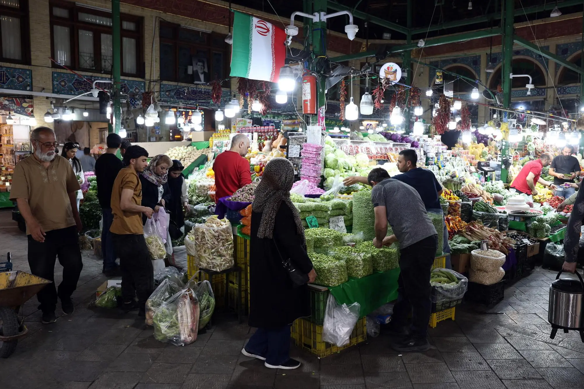 Vita quotidiana a Teheran durante il cessate il fuoco (Ansa-Epa)