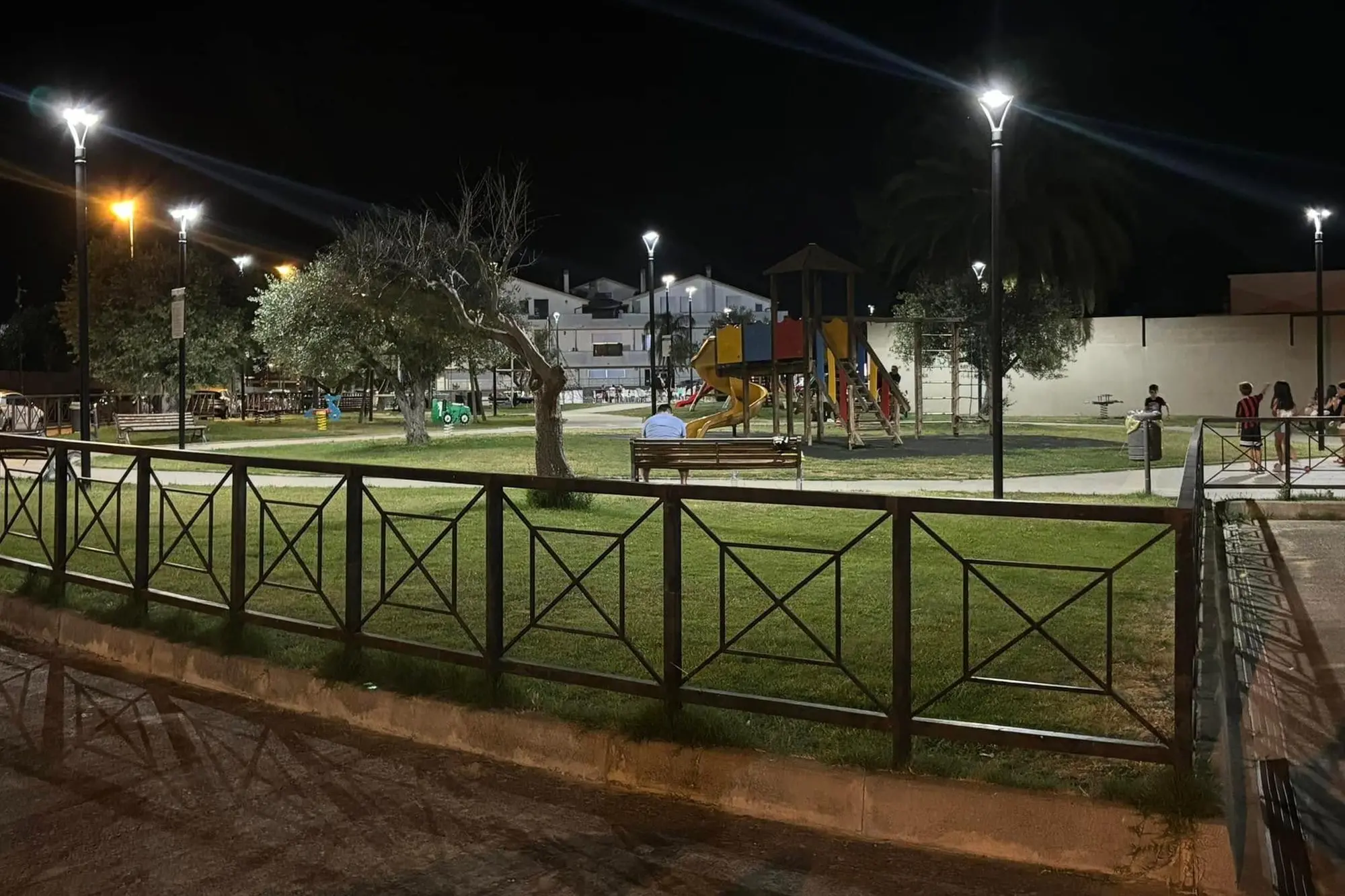 La piazza illuminata a Senorbì