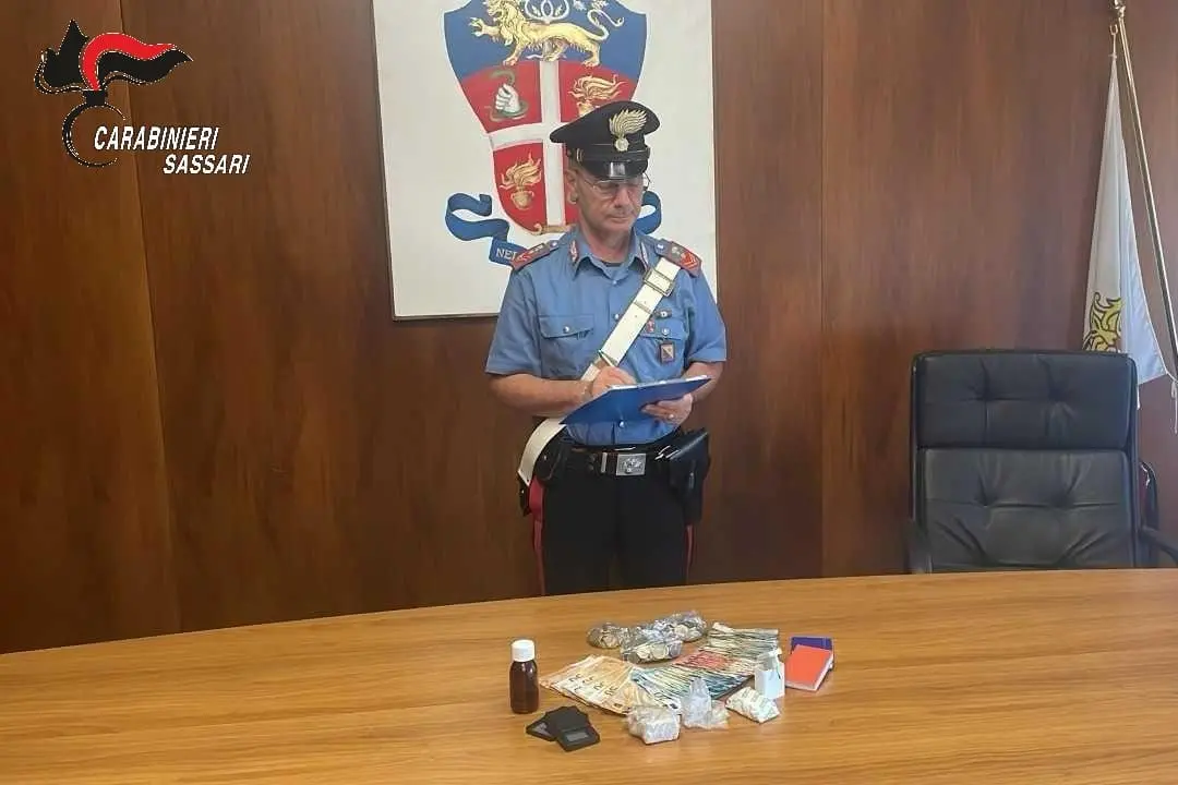 I carabinieri di Sassari con la droga sequestrata